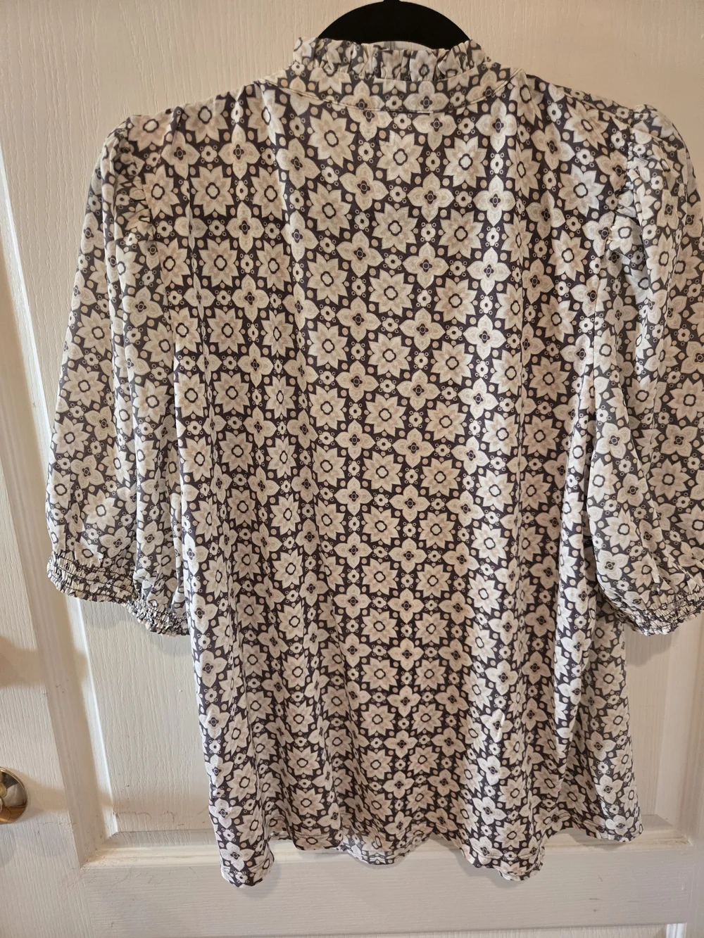 LOFT White and Gray Floral Print Puff Sleeve Top